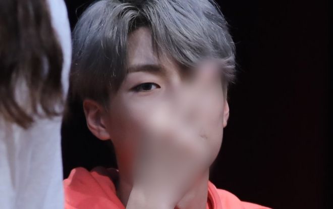 Thản nhiên giơ 'ngón tay thối' giữa buổi fansign: Hanseul (Myteen) nhận 'mưa-gạch-đá' từ netizen Hàn