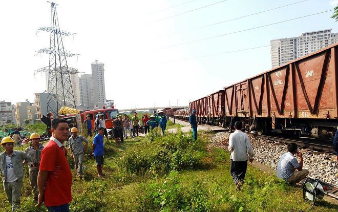 Băng qua đường sắt xe tải bị tàu hỏa kéo lê, 4 người bị thương phải nhập viện cấp cứu