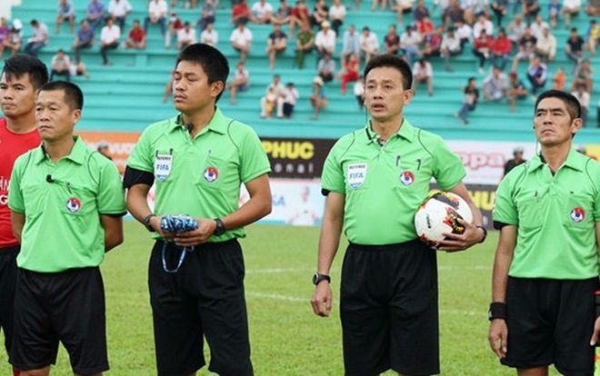 Trọng tài Nguyễn Hiền Triết thêm một lần là 'hung thần' với HAGL