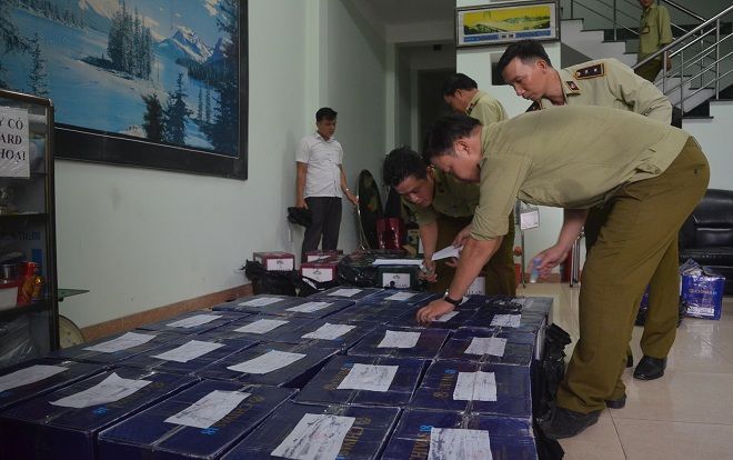Bắt hàng trăm chai rượu ngoại không rõ nguồn gốc đang trên đường tiêu thụ