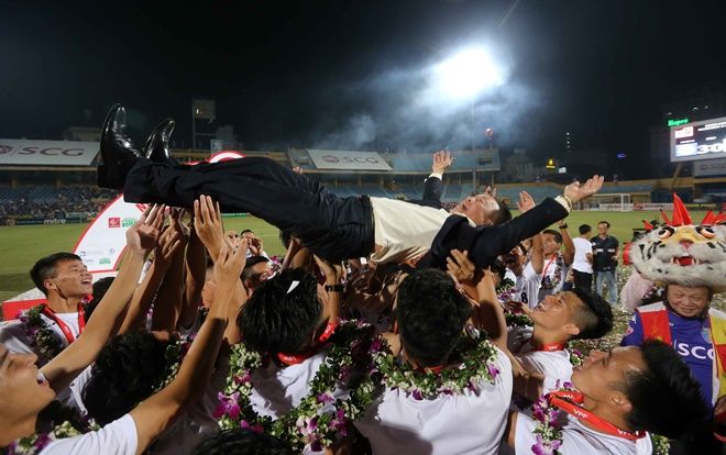 Chỉ có 5 nghìn khán giả đến xem CLB Hà Nội nhận Cúp vô địch