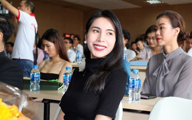 Thủy Tiên đẹp rạng ngời mừng Công Vinh nhận chức Chủ tịch