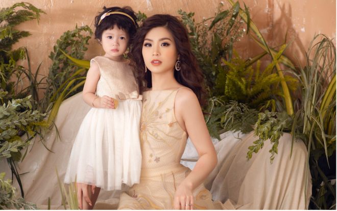 Mẹ con Á hậu Diễm Trang xinh như nữ thần trong bộ ảnh mừng tuổi mới của con gái Julia