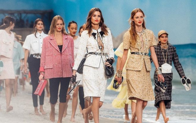 Có ai chịu chơi như Chanel, mang cả một vùng biển xanh rì rào sóng vỗ vào show Xuân Hè 2019