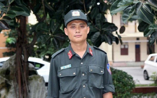 Giây phút sinh tử đối mặt với kẻ ôm lựu đạn của Đại úy cảnh sát cơ động