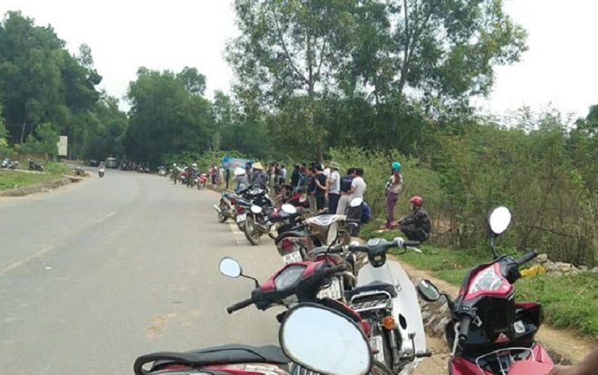 Tá hỏa phát hiện thi thể nam giới đang phân hủy bốc mùi hôi nồng nặc ở ven đường