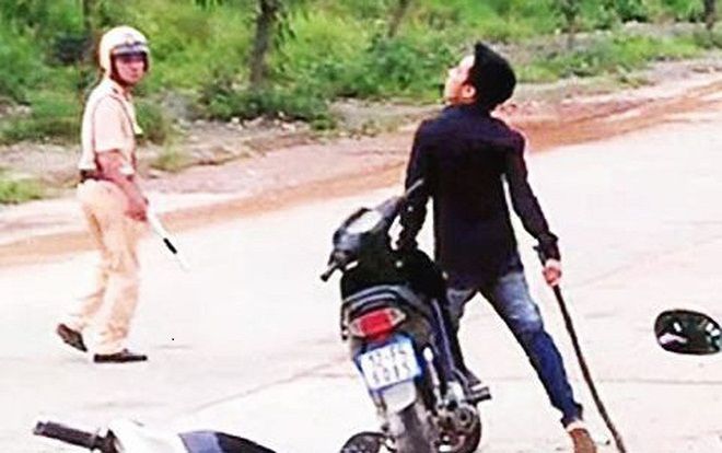 Bị CSGT yêu cầu dừng xe, thanh niên 25 tuổi rút dao chém 3 chiến sĩ trọng thương