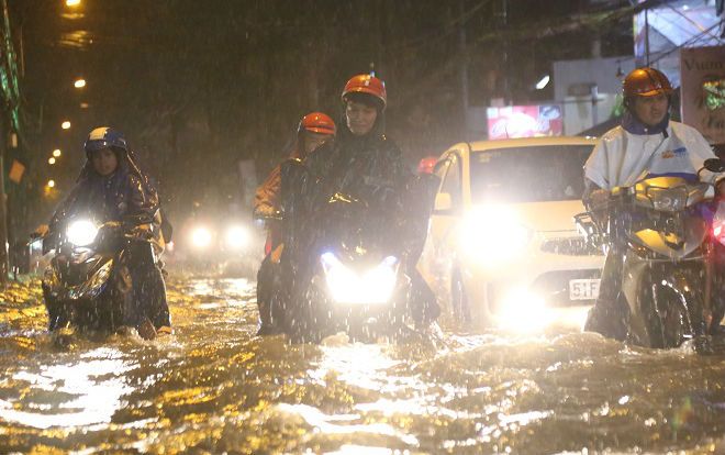 Đường phố Sài Gòn chìm trong biển nước sau mưa lớn kéo dài hơn 3 tiếng đồng hồ