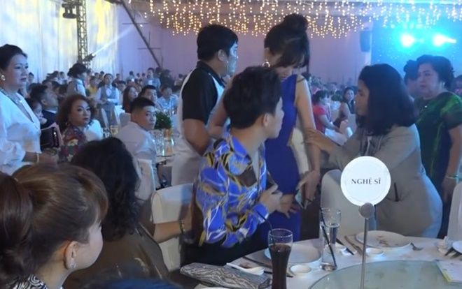 Trấn Thành cuống cuồng vì Hari Won gặp ‘sự cố’ trong bữa tiệc