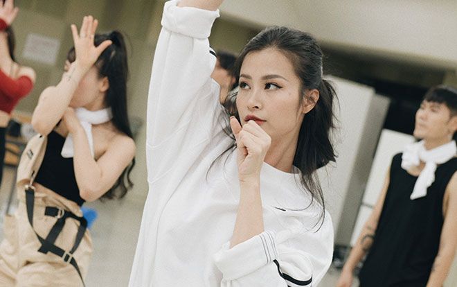 Đột nhập hậu trường trước giờ G, Đông Nhi đang ráo riết tập luyện cho màn biểu diễn với ca khúc lần đầu ra mắt tại Nhật