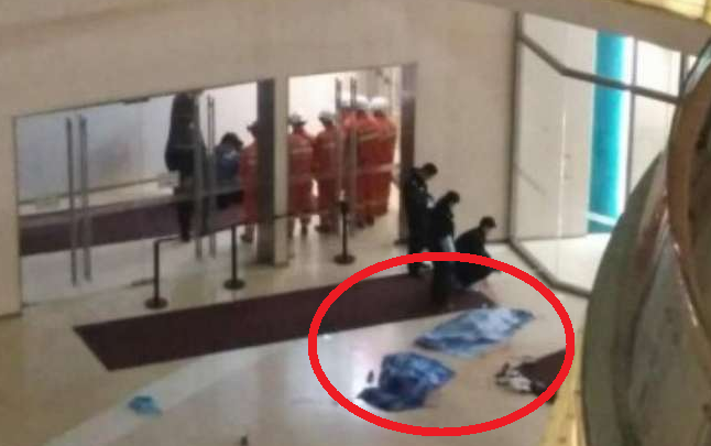 Cặp vợ chồng tuột tay để 2 con nhỏ rơi khỏi tầng 4 khu mua sắm xuống đất tử vong