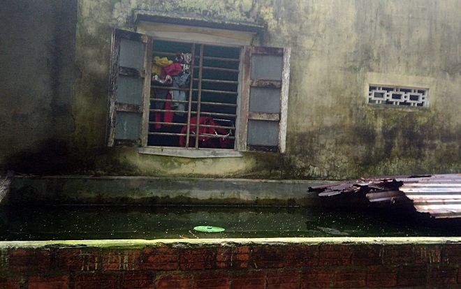 Rời nhà khoảng 10 phút đi mua đồ ăn sáng, người mẹ tá hỏa thấy con mới biết lật tử vong bất thường trong hồ nước