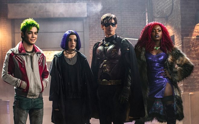 Trailer cuối cùng của 'Titans': Robin hôn Starfire đắm đuối, Raven bị Valak nhập?