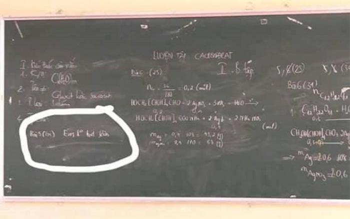 Cứ tưởng chỉ có giáo viên mới để lại lời phê 'bá đạo' nào ngờ học sinh lên bảng cũng có màn 'đối đáp' cao tay thế này đây