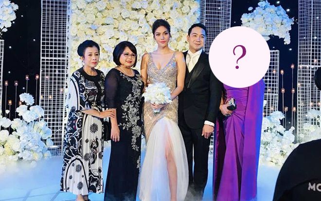 Dù cô dâu Lan Khuê mới là nhân vật chính nhưng quan khách lại rất chú ý vào người phụ nữ sang trọng này