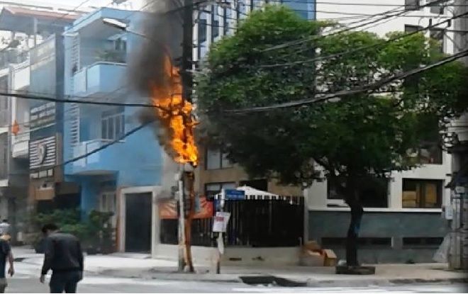 Hốt hoảng vì trụ điện nổ như pháo hoa rồi cháy dữ dội giữa Sài Gòn