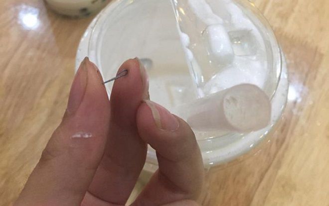 Phản ánh trong cốc trà sữa có chiếc ghim giấy sắc nhọn, cô nàng bị nhân viên 'bơ' và khinh khỉnh