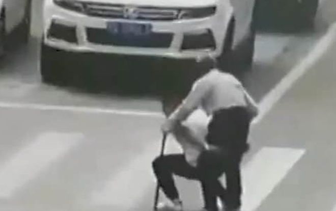 Tài xế dừng xe để cõng cụ già qua đường