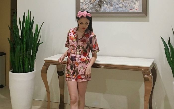 Chán 'chặt đẹp' lộng lẫy, Hương Giang dễ thương hết mức với đồ bộ họa tiết, đi dép thỏ