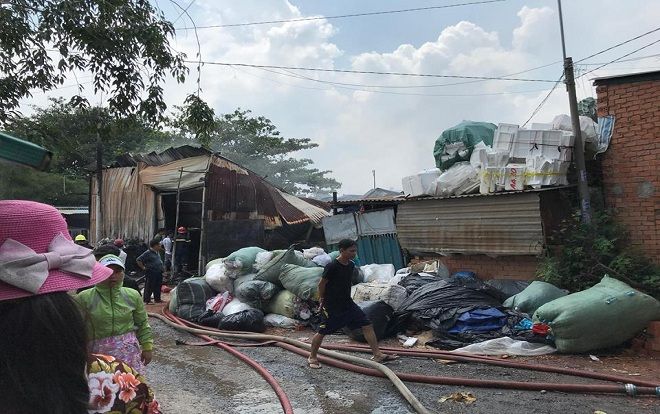 Cháy lớn tại cơ sở thu mua phế liệu ở Sài Gòn, cảnh sát hút nước sông ứng cứu