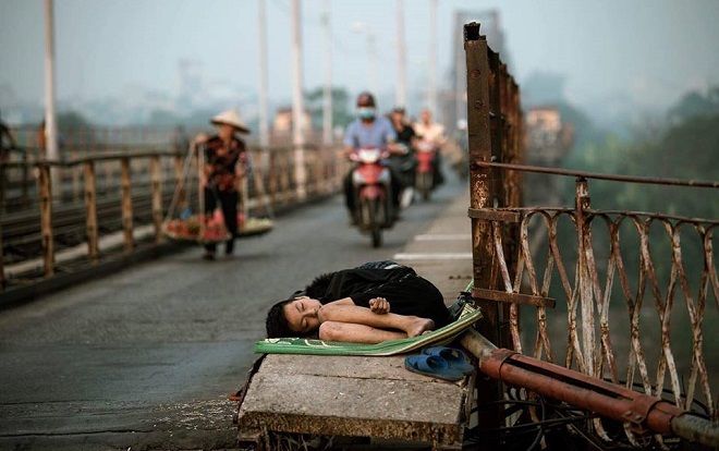 Xót xa hình ảnh bé trai nằm ngủ co quắp trên cầu Long Biên