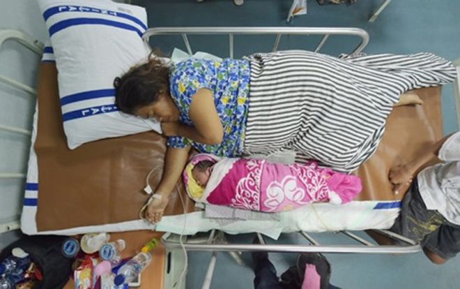 Như phép màu sau thảm họa kép ở Indonesia, em bé chào đời khỏe mạnh trên tàu cứu trợ