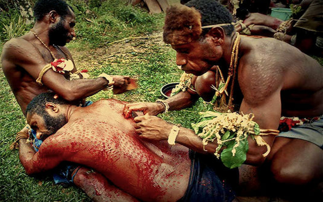 Nghi lễ 'xẻ thịt' biến mình thành cá sấu của bộ lạc Chambi
