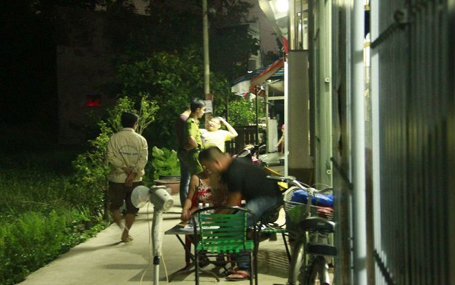 Mâu thuẫn trong lúc ngồi uống trà đàm đạo, người đàn ông dùng dao đâm bạn tử vong