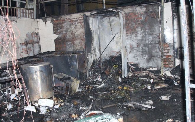 Cháy dữ dội tại cửa hàng bán đồ ăn trên phố Chùa Láng lúc rạng sáng, nhiều đồ đạc bị thiêu rụi