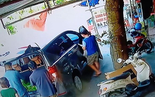 Ghé cửa hàng ven đường mua bánh gai, thanh niên đi ô tô 'tiện tay' bế luôn chú chó poodle mẹ đang nuôi con