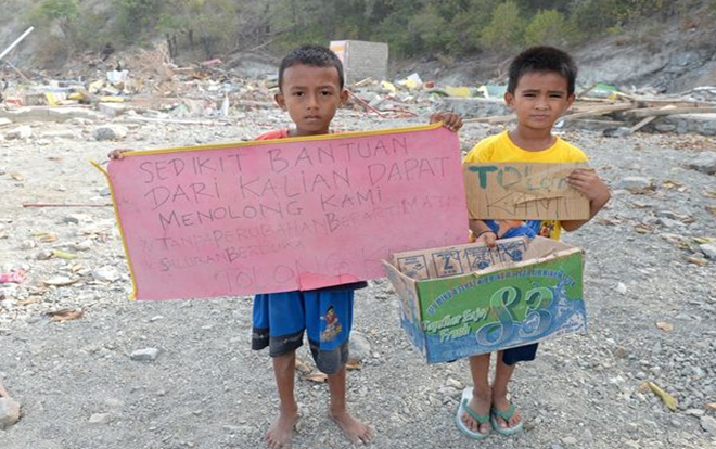 9 ngày sau động đất, sóng thần Indonesia: Hàng trăm trẻ em bơ vơ đứng đường xin cứu trợ
