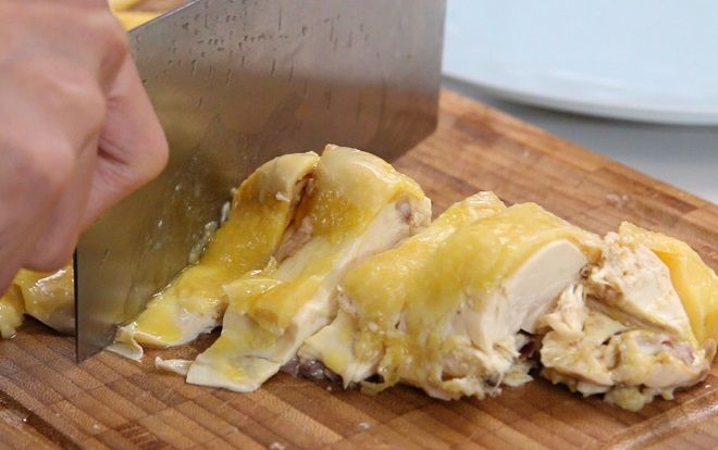 Luộc gà chưa kịp ăn, chị chồng sang chơi bê phần dưới ức và đùi, bỏ lại cổ cánh khiến em dâu tức nghẹn