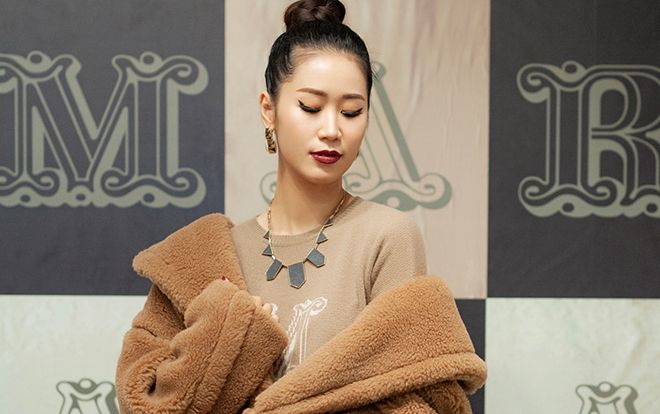Dương Thuỳ Linh mặc áo choàng lông thú dày bịch giữa ngày nóng