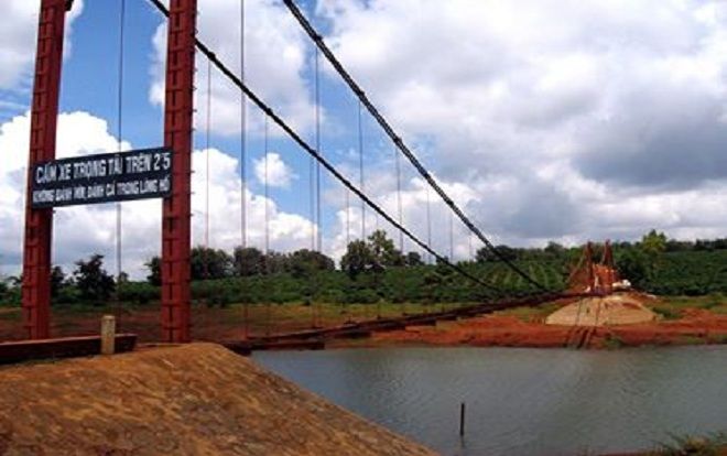 Cùng bạn ra hồ chứa nước tưới cà phê chơi, 2 anh em sinh đôi cùng người bạn trượt chân đuối nước tử vong