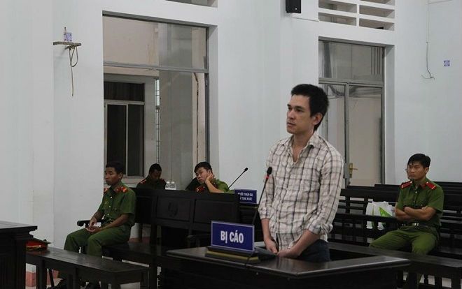 Thấy vợ đánh con khóc rồi ngủ tiếp, chồng lấy dao đâm vợ nhiều nhát đến tử vong