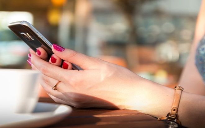 Lén lút xem trộm điện thoại của chồng, cô vợ bị phạt tù