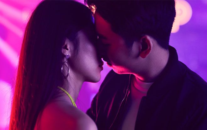Cận cảnh nụ hôn nóng bỏng của 'thánh thính' Osad cùng hot girl… không hề lạ mặt