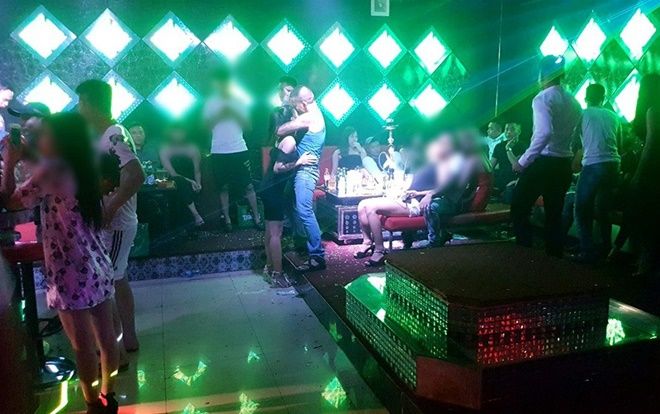Hà Nội: Massage kích dục, bar 'tay vịn' công khai hoạt động giữa Trung tâm văn hóa quận