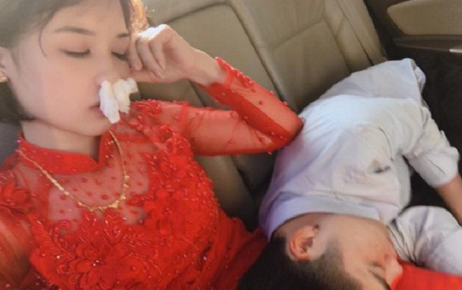 Cô dâu mũi bịt đầy khăn giấy, tai đeo túi nilon vì say xe vẫn tạo dáng selfie khiến dân tình thích thú