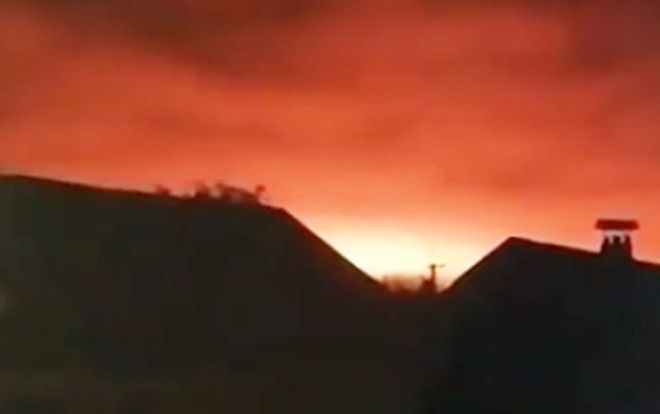 Bầu trời rực lửa khi kho vũ khí phát nổ ở Ukraine khiến 10.000 người sơ tán