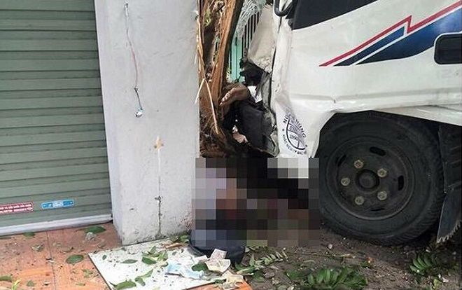 Đứng chờ xe buýt, người phụ nữ bị ô tô tải mất lái tông tử vong, 2 người khác nhập viện cấp cứu