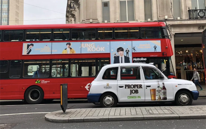 Điểm đặc biệt lần đầu xuất hiện trên những chiếc xe buýt hai tầng nổi tiếng ở Anh khiến fan BTS phổng mũi tự hào