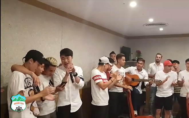Clip Xuân Trường cùng đồng đội cover 'Như ngày hôm qua' ngọt như mía lùi 'đốn tim' người hâm mộ
