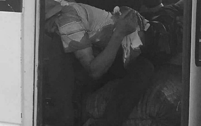 Ngăn cản phụ huynh vào trường đón con trong giờ nghỉ trưa, một bảo vệ bị đâm thấu bụng