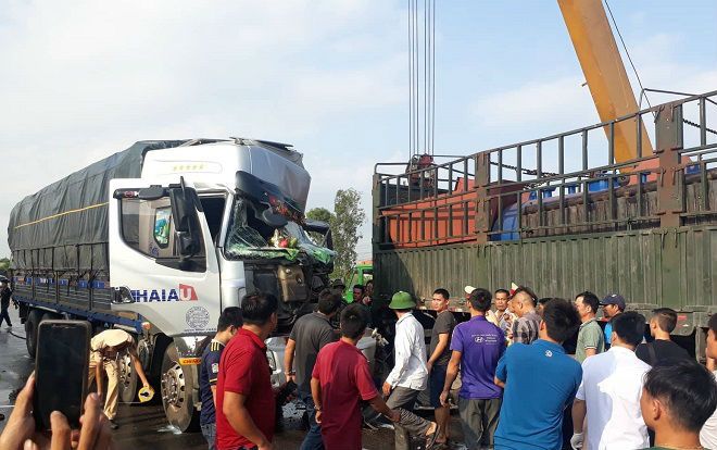 Xe tải đâm đuôi rơ moóc, người dân phá cửa đưa tài xế tới bệnh viện