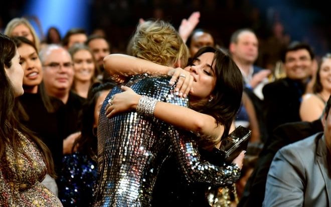 Loạt khoảnh khắc ngọt lịm đốn tim fan tại AMAs 2018: Camila Cabello nũng nịu dụi đầu vào Taylor Swift!