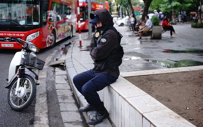 Người Hà Nội co ro trong gió lạnh đầu mùa