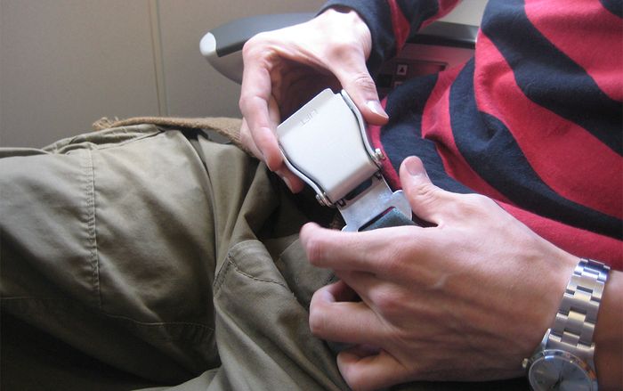 Tại sao đai an toàn máy bay lại đeo ở bụng chứ không phải ở vai như xe ô tô?