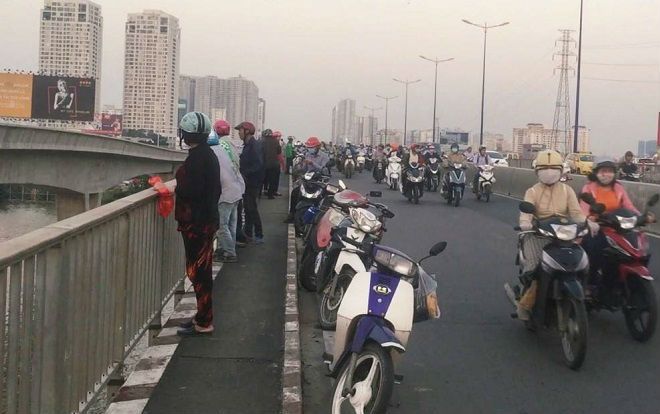 Giận bạn trai, cô gái bỏ lại tư trang thư tuyệt mệnh trên cầu giả vờ tự tử rồi vô tư đón xe ôm về nhà