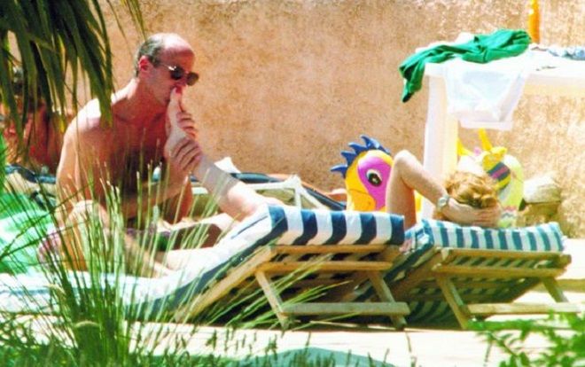 Để người tình mút chân, nữ Công tước Anh bị đuổi khỏi Hoàng gia